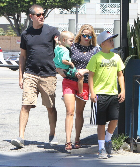 Reese Witherspoon en famille à Los Angeles le 15 août 2015. Ici avec son mari Jim, ses fils Deacon et Tennessee.