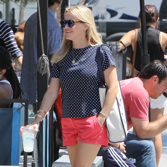 Reese Witherspoon en famille à Los Angeles le 15 août 2015.