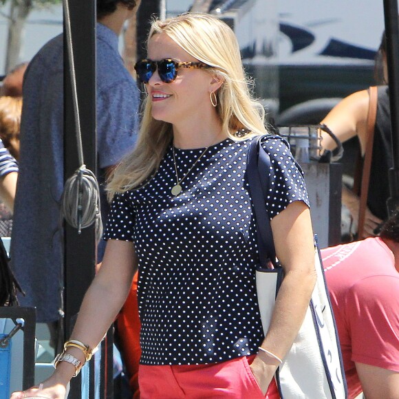 Reese Witherspoon en famille à Los Angeles le 15 août 2015.