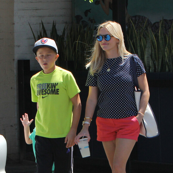 Reese Witherspoon en famille à Los Angeles le 15 août 2015.