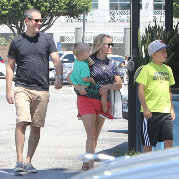 Reese Witherspoon en famille à Los Angeles le 15 août 2015.