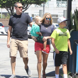 Reese Witherspoon en famille à Los Angeles le 15 août 2015.