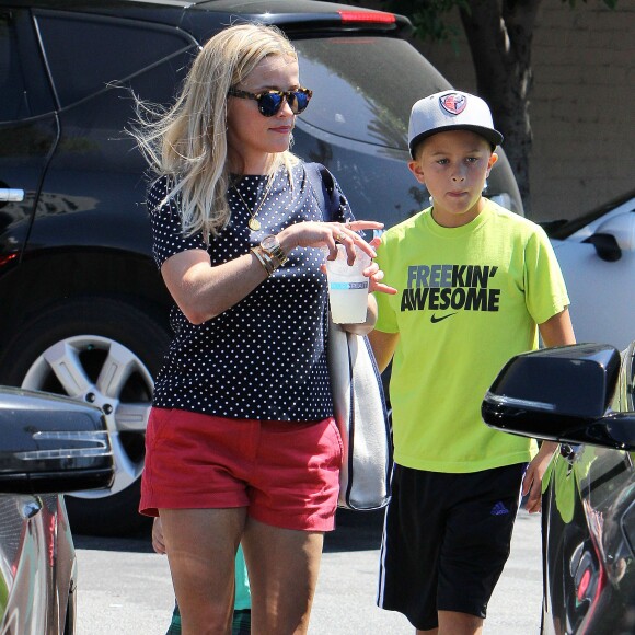 Reese Witherspoon en famille à Los Angeles le 15 août 2015.