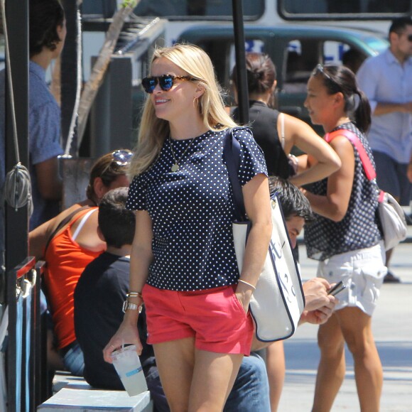 Reese Witherspoon en famille à Los Angeles le 15 août 2015.