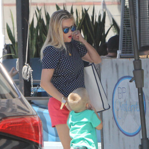 Reese Witherspoon en famille à Los Angeles le 15 août 2015.