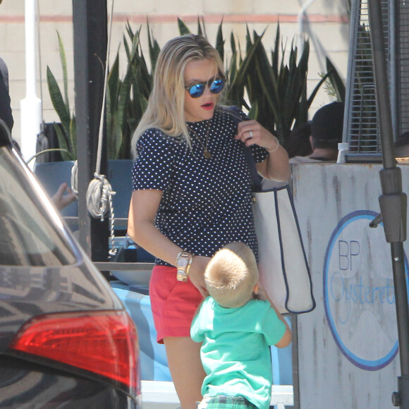 Reese Witherspoon en famille à Los Angeles le 15 août 2015.