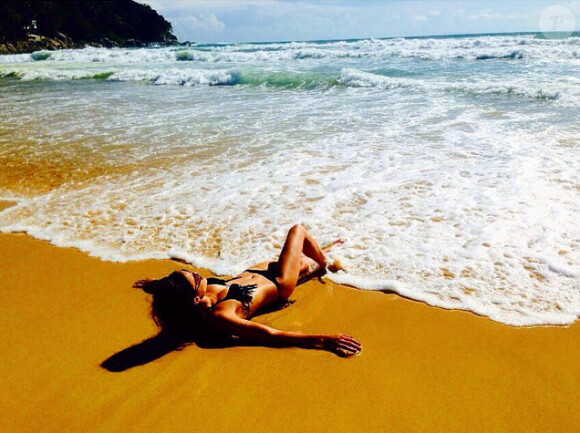 La ravissante Capucine Anav sur une plage en Thailande, le 12 aout 2015