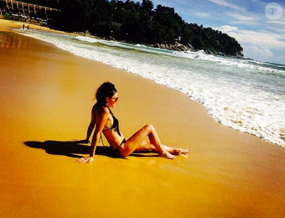 La belle Capucine Anav sur une plage en Thailande, le 12 aout 2015