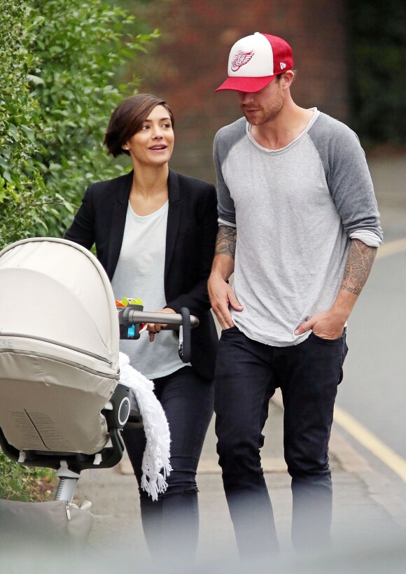 Frankie Sandford et son fiancé Wayne Bridge promènent leur fils Parker à Londres le 14 juillet 2014
