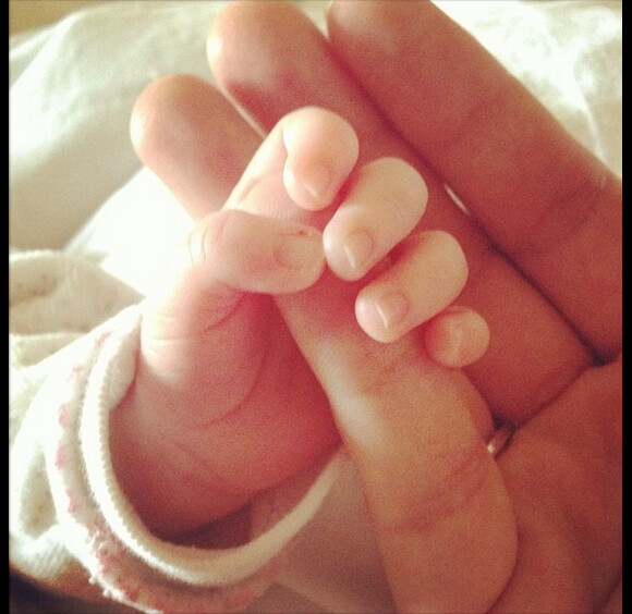 Elodie Gossuin tient la main de sa petite Joséphine, bientôt deux ans