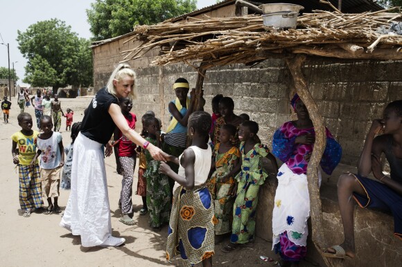 Elodie Gossuin à Dakar, au Sénégal, lors de son voyage humanitaire pour l'opération Objectif 100 de l'Unicef, en juin 2015.
