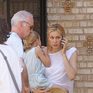 Exclusif - Kelly Rutherford se promène avec ses enfants Hermes et Helena et son compagnon Tony Brand dans les rues de New York, le 31 juillet 2015.  