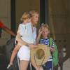 Exclusif - Kelly Rutherford se promène avec ses enfants Hermes et Helena et son compagnon Tony Brand dans les rues de New York, le 31 juillet 2015 