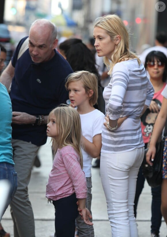 Kelly Rutherford et ses enfants Hermes et Helena ainsi que son compagnon Tony Brand dans les rues de Soho à New York le 13 juillet 2015