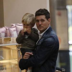 Michael Bublé, sa femme Luisana Lopilato et leur fils Noah se promènent dans les rues de Madrid. Le28 avril 2015  