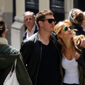 Michael Bublé, sa femme Luisana Lopilato et leur fils Noah se promènent dans les rues de Madrid. Le28 avril 2015  