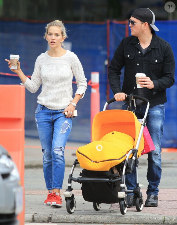 Michael Buble , sa femme Luisana Lopilato et leur fils Noah (poussette Bugaboo) font du shopping à Vancouver Le 18 octobre 2014