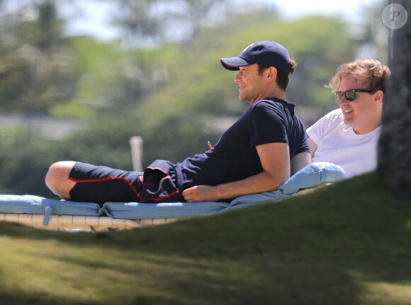Joseph Gordon-Levitt se relaxe sur la plage avec un ami à Oahu, Hawaii, le 16 avril 2015.