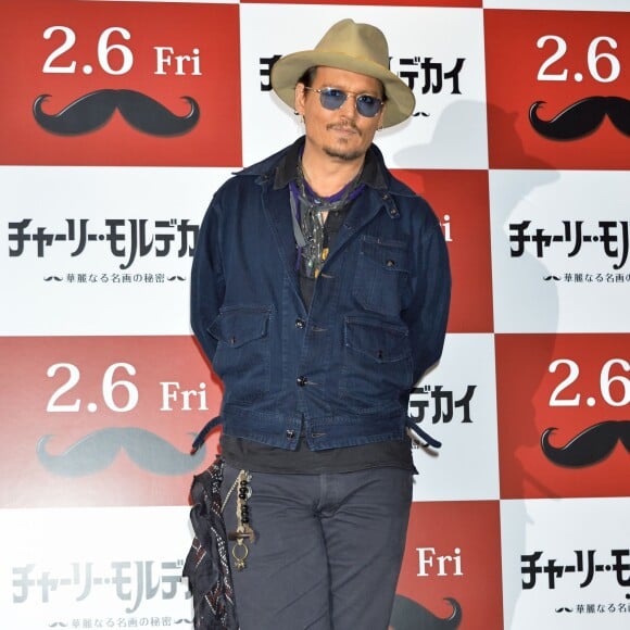 Johnny Depp pose lors du photocall du film "Charlie Mortdecai" à Tokyo, le 28 janvier 2015.