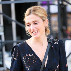 Julie Gayet a présenté le scénario de "Madame Wilde" lors d'une lecture musicale dans la cour du Musée Calvet à Avignon, le 18 juillet 2015, produite par France Culture.