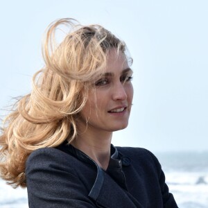 La productrice Julie Gayet pose pour le photocall du film "La Voz En Off" à l'occasion de l'ouverture du Festival du Film de Cabourg le 10 juin 2015.