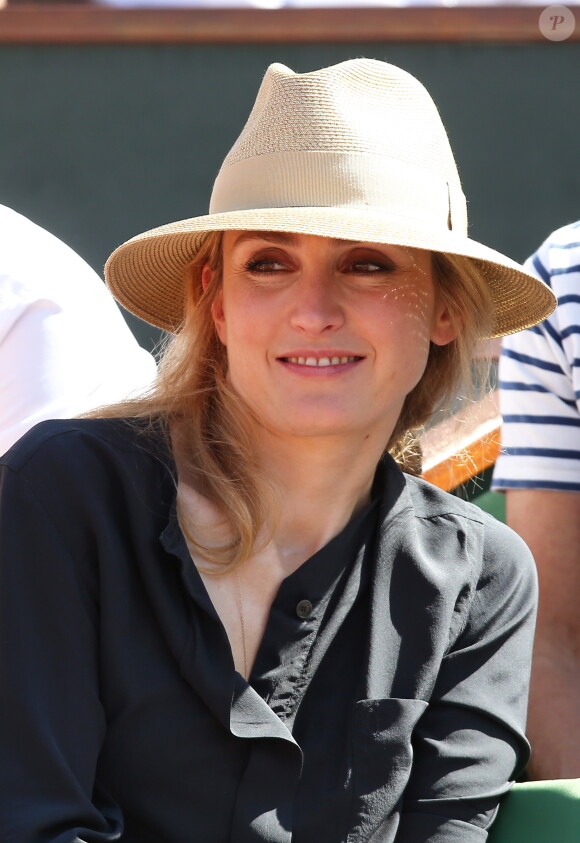 Julie Gayet dans les tribunes des Internationaux de France de tennis de Roland Garros à Paris le 4 juin 2015.