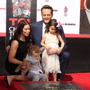 Vince Vaughn avec sa femme Kyla Weber et leurs enfants Vernon Lindsay Vaughn et Lochlyn Kyla Vaughn - Vince Vaughn laisse ses empreintes dans le ciment hollywoodien au TCL Chinese Theater à Hollywood, le 4 mars 2015  