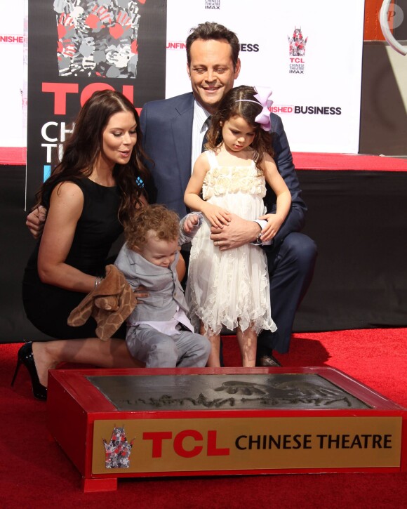 Vince Vaughn avec sa femme Kyla Weber et leurs enfants Vernon Lindsay Vaughn et Lochlyn Kyla Vaughn - Vince Vaughn laisse ses empreintes dans le ciment hollywoodien au TCL Chinese Theater à Hollywood, le 4 mars 2015  