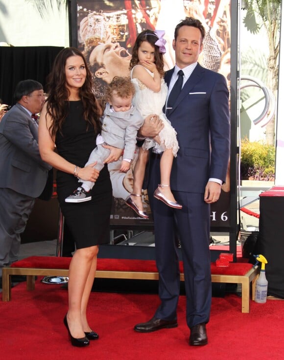 Vince Vaughn avec sa femme Kyla Weber et leurs enfants Vernon Lindsay Vaughn et Lochlyn Kyla Vaughn - Vince Vaughn laisse ses empreintes dans le ciment hollywoodien au TCL Chinese Theater à Hollywood, le 4 mars 2015