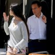 Eric Besson et sa femme Yasmine se promenant sur la Croisette en plein Festival de Cannes le 23 mai 2013. Ils font escale sur un yacht luxueux