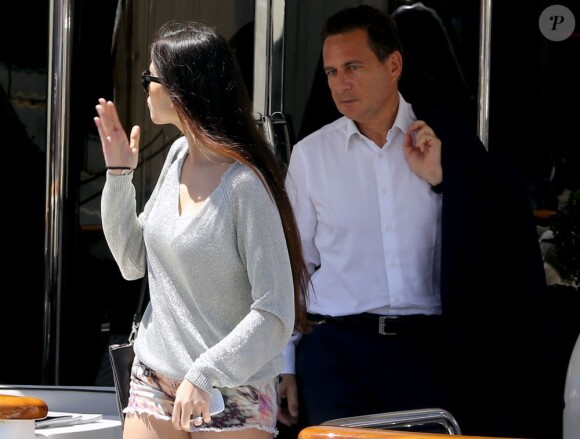 Eric Besson et sa femme Yasmine se promenant sur la Croisette en plein Festival de Cannes le 23 mai 2013. Ils font escale sur un yacht luxueux