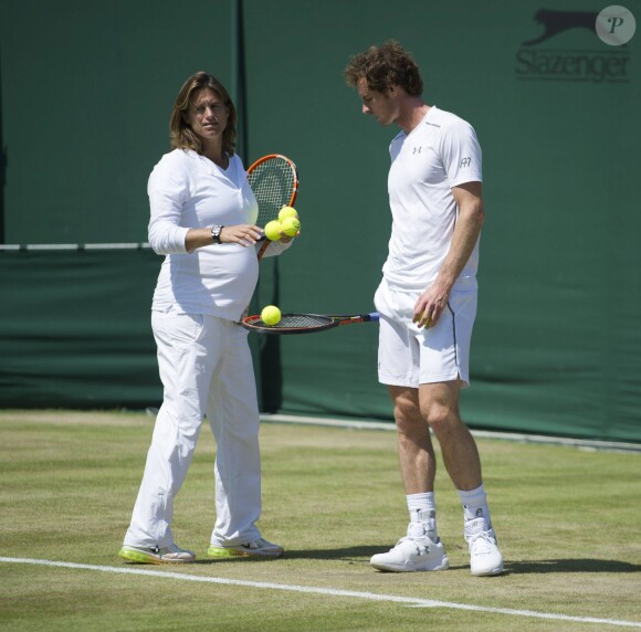 Amélie Mauresmo, enceinte, et Andy Murray à Wimbledon à Londres le 9 juillet 2015. La championne française a accouché le 16 août 2015 de son premier enfant.