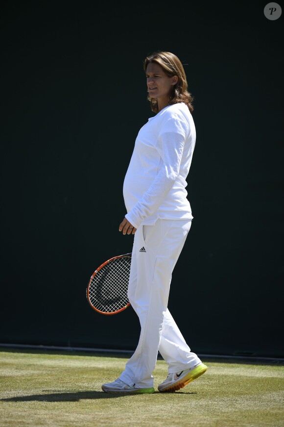 Amélie Mauresmo, enceinte, à Wimbledon le 9 juillet 2015. La championne française a accouché le 16 août 2015 de son premier enfant.