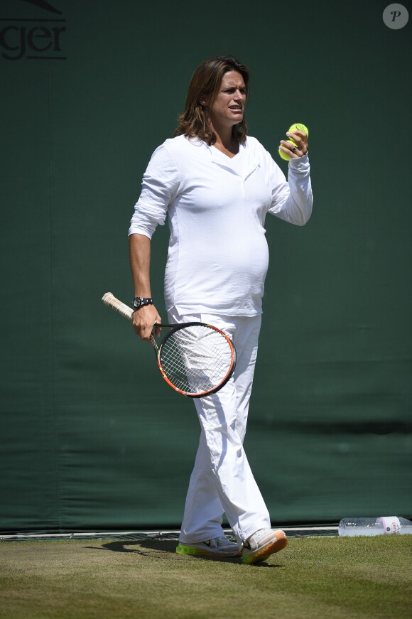 Amélie Mauresmo, enceinte, à Wimbledon le 9 juillet 2015. La championne française a accouché le 16 août 2015 de son premier enfant.