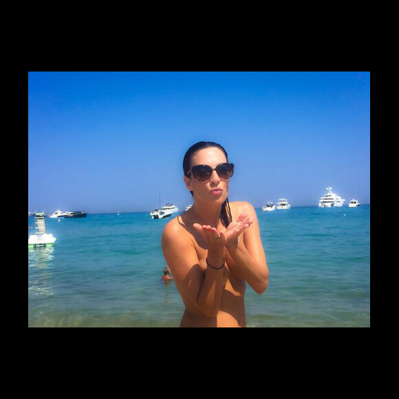 Eve Angeli topless pendant ses vacances sur la Cote d'Azur