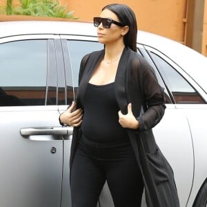 Kim Kardashian, enceinte, et son garde du corps Pascal Duvier arrivent au restaurant Chin Chin à Studio City. Los Angeles, le 25 août 2015.