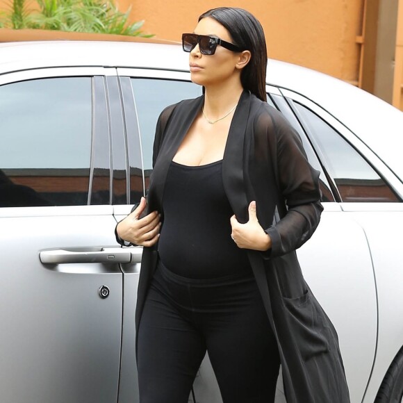 Kim Kardashian, enceinte, et son garde du corps Pascal Duvier arrivent au restaurant Chin Chin à Studio City. Los Angeles, le 25 août 2015.