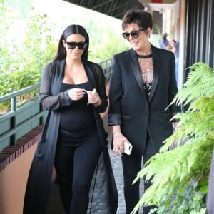 Kim Kardashian, enceinte, et sa mère Kris Jenner vont déjeuner au restaurant Chin Chin à Studio City. Los Angeles, le 25 août 2015.