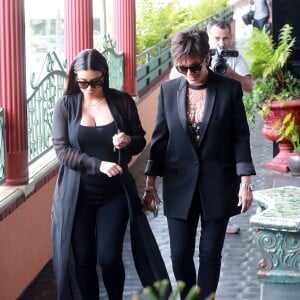 Kim Kardashian, enceinte, et sa mère Kris Jenner vont déjeuner au restaurant Chin Chin à Studio City. Los Angeles, le 25 août 2015.