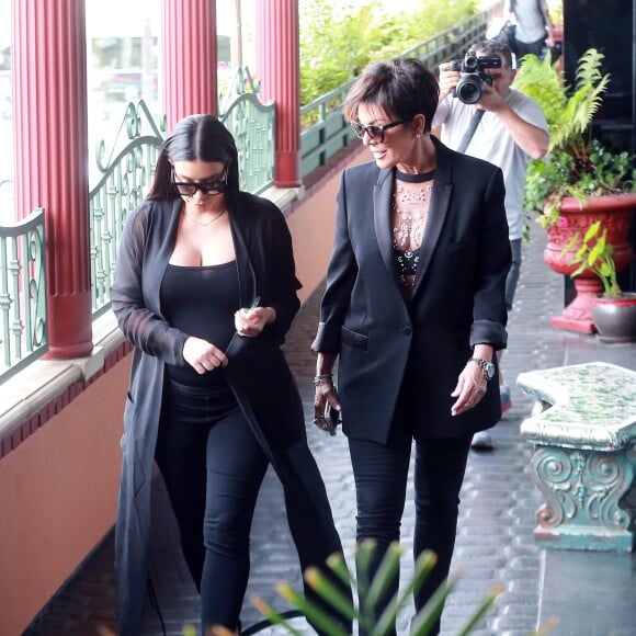 Kim Kardashian, enceinte, et sa mère Kris Jenner vont déjeuner au restaurant Chin Chin à Studio City. Los Angeles, le 25 août 2015.