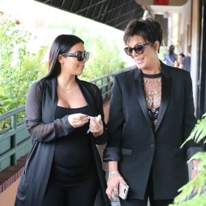 Kim Kardashian, enceinte, et sa mère Kris Jenner arrivent au restaurant Chin Chin à Studio City. Los Angeles, le 25 août 2015.