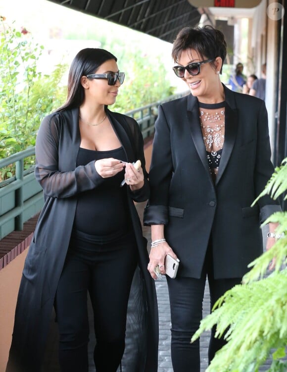 Kim Kardashian, enceinte, et sa mère Kris Jenner arrivent au restaurant Chin Chin à Studio City. Los Angeles, le 25 août 2015.