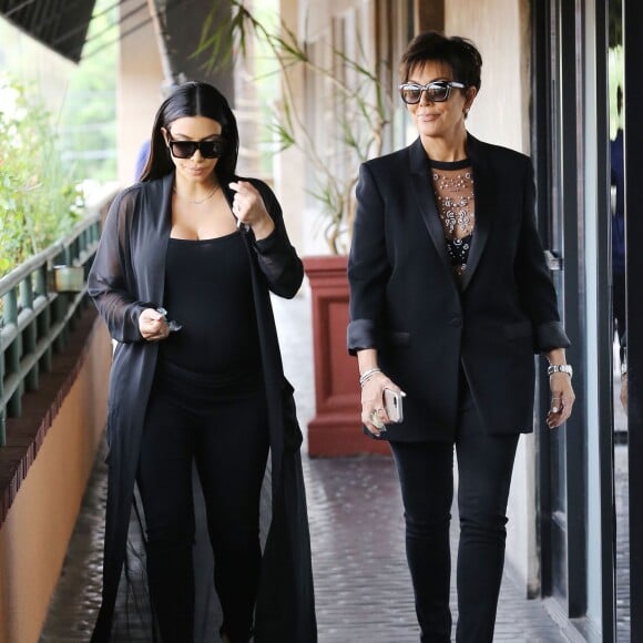 Kim Kardashian, enceinte, et sa mère Kris Jenner vont déjeuner au restaurant Chin Chin à Studio City. Los Angeles, le 25 août 2015.