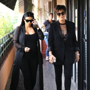 Kim Kardashian, enceinte, et sa mère Kris Jenner vont déjeuner au restaurant Chin Chin à Studio City. Los Angeles, le 25 août 2015.
