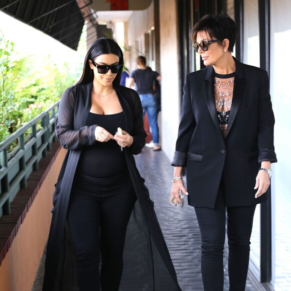 Kim Kardashian, enceinte, et sa mère Kris Jenner vont déjeuner au restaurant Chin Chin à Studio City. Los Angeles, le 25 août 2015.