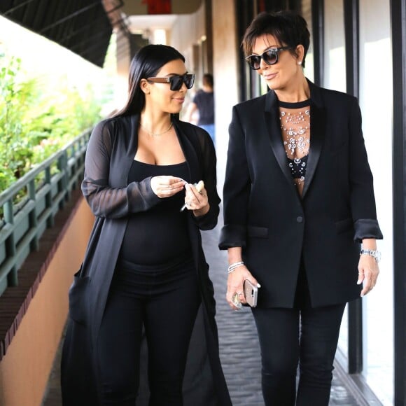 Kim Kardashian, enceinte, et sa mère Kris Jenner vont déjeuner au restaurant Chin Chin à Studio City. Los Angeles, le 25 août 2015.