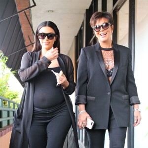 Kim Kardashian, enceinte, et sa mère Kris Jenner vont déjeuner au restaurant Chin Chin à Studio City. Los Angeles, le 25 août 2015.