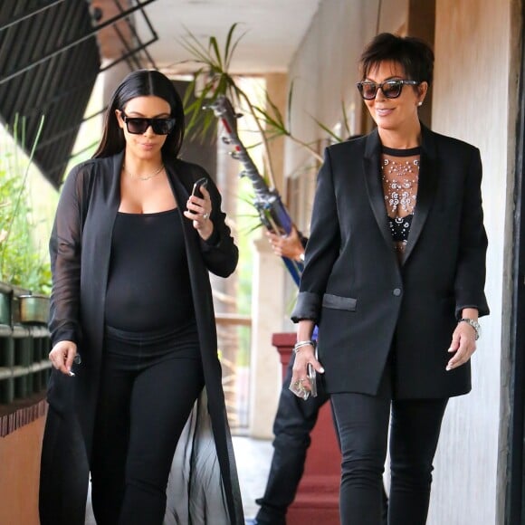 Kim Kardashian, enceinte, et sa mère Kris Jenner vont déjeuner au restaurant Chin Chin à Studio City. Los Angeles, le 25 août 2015.