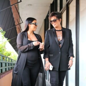 Kim Kardashian, enceinte, et sa mère Kris Jenner vont déjeuner au restaurant Chin Chin à Studio City. Los Angeles, le 25 août 2015.