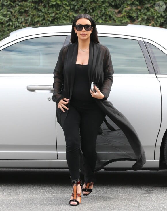 Kim Kardashian, enceinte, s'est rendue chez son médecin pour un check-up. Beverly Hills, le 25 août 2015.